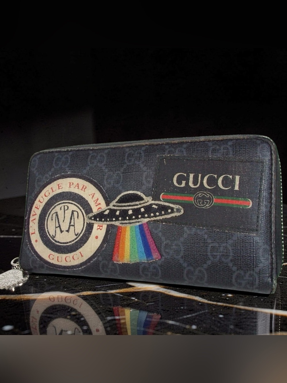 GUCCI GG Supreme Night Courrier Zip Around Wallet 🔥🛸